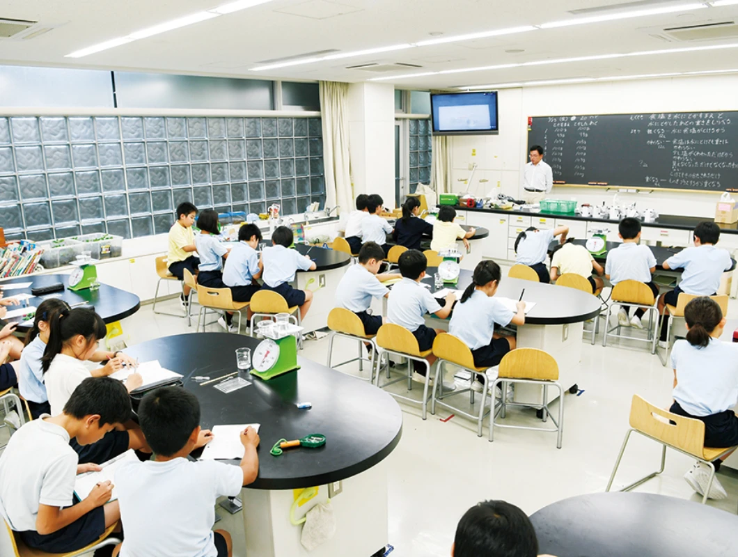 理科実験室（小学校本館内）