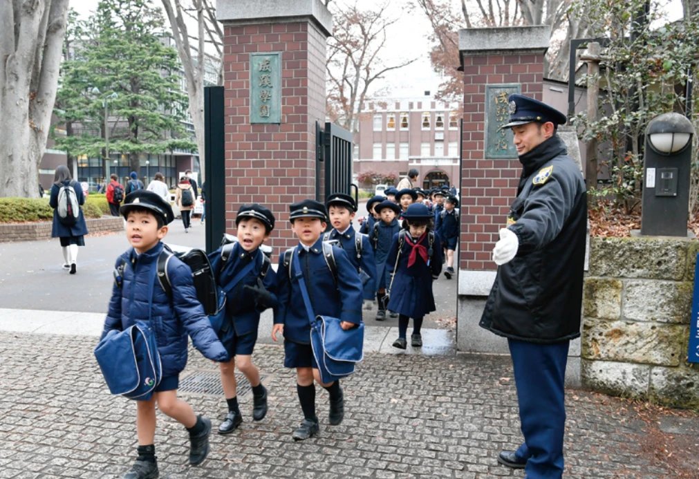校門には守衛が常駐