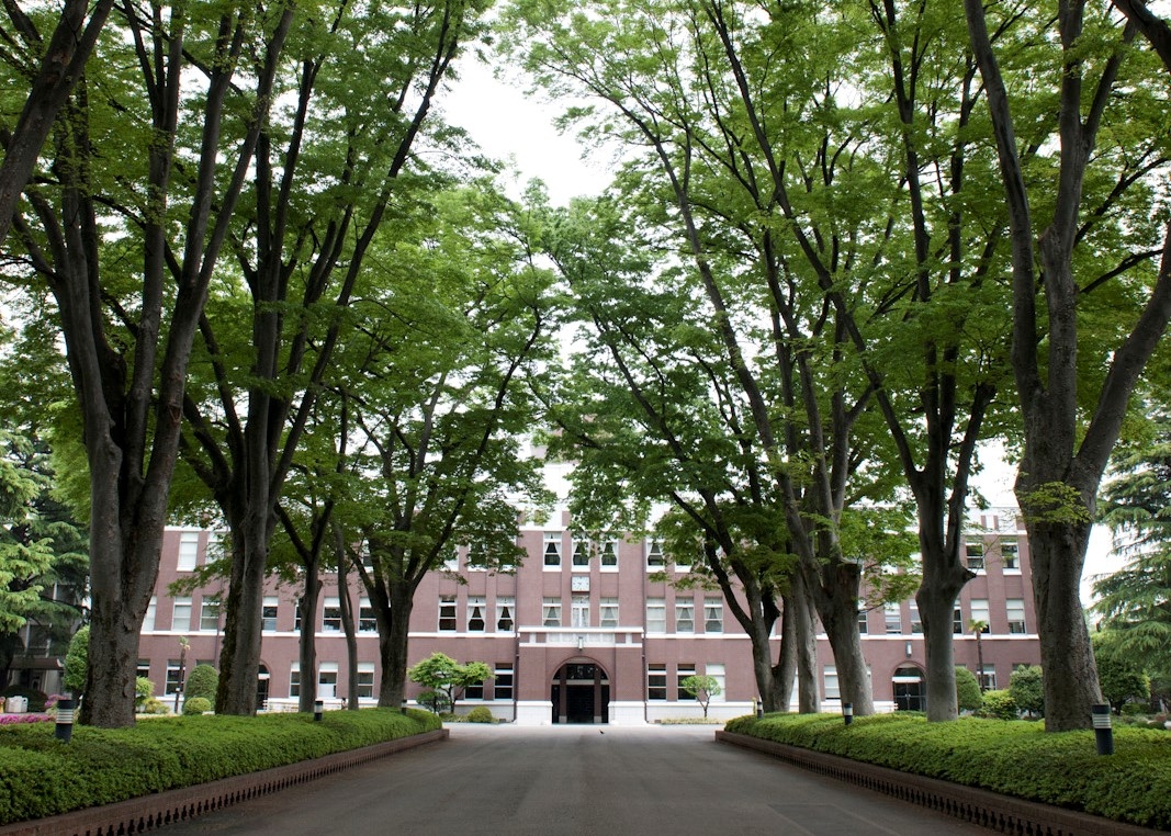1_学園正門からの本館風景-1.jpg