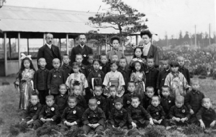 成蹊小学校　最初の入学生と教員（1915年）