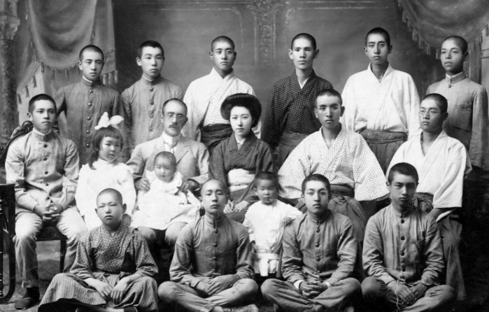 成蹊園の塾生と中村の家族(1910年)