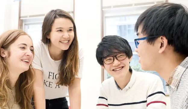 学生の男女4人がディスカッションを行っている様子
