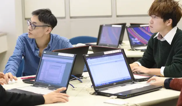 ノートパソコンを使って生徒が授業を受けている様子