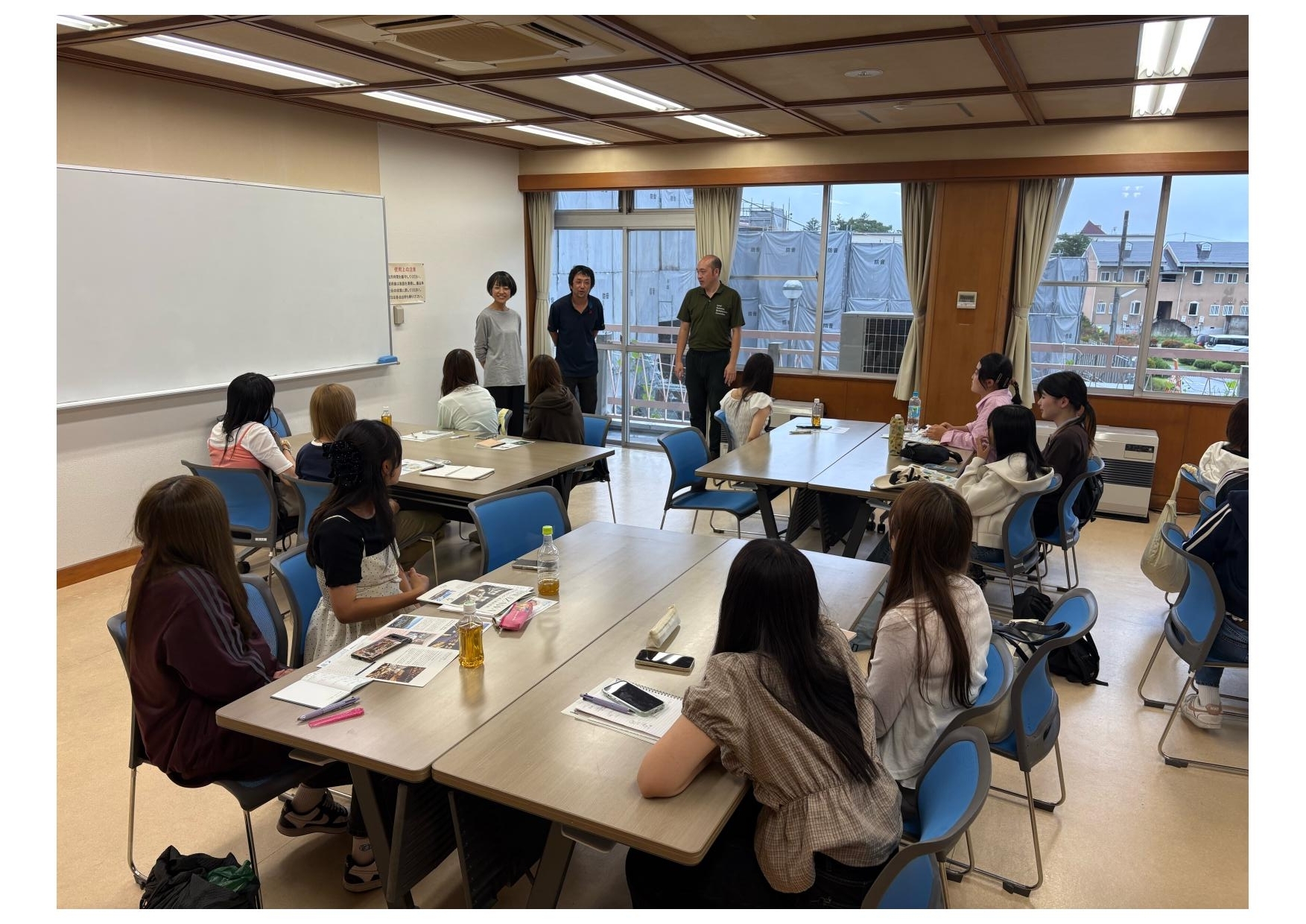 軽井沢でフィールドワークを行う学生たち