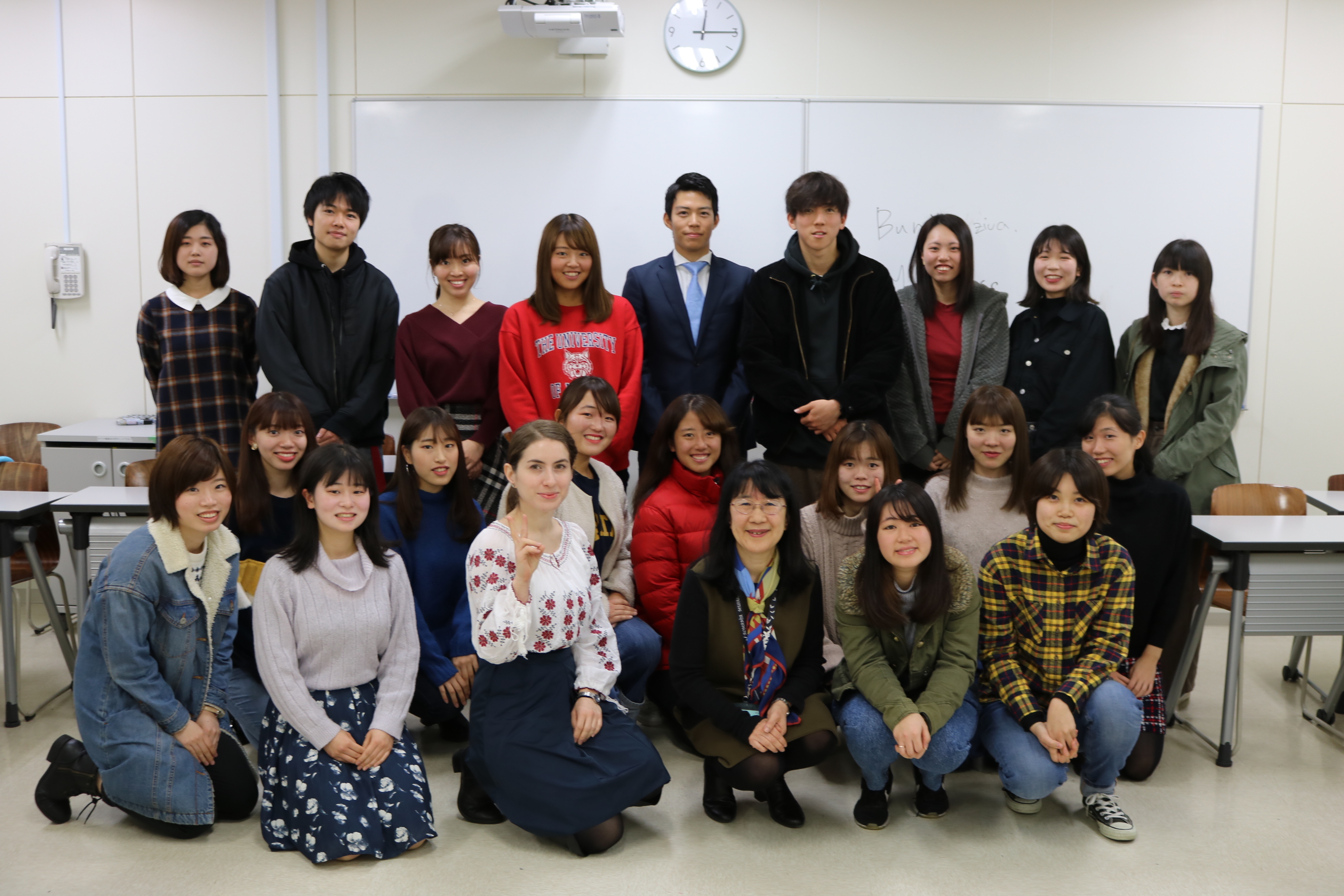 ルーマニア人 のアンドネ ワナさん 早稲田大学大学院生 が文学部竹内敬子教授ゼミに参加し 授業後に昼食交流会を開催しました News Topics 成蹊大学