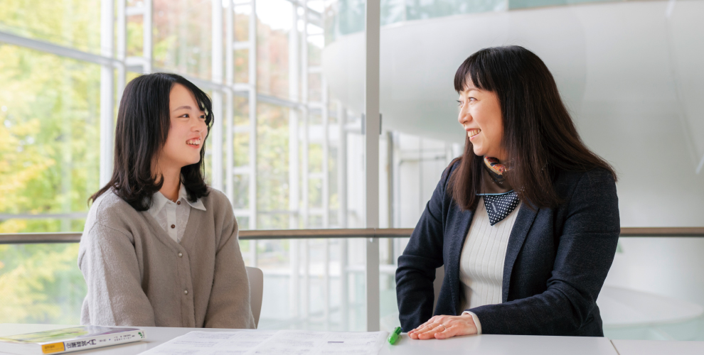 山崎 由香里 教授 / 経済学部 経済経営学科※ 3年　竹澤 澄麗 さん